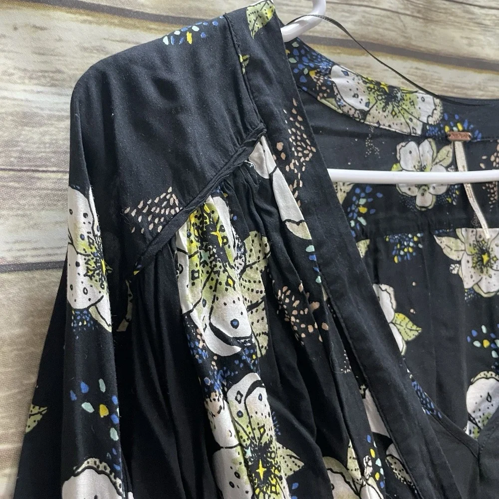 Free People Small Tuscan Dreams Floral long flared sleeve wrap‎ tunic Shirt